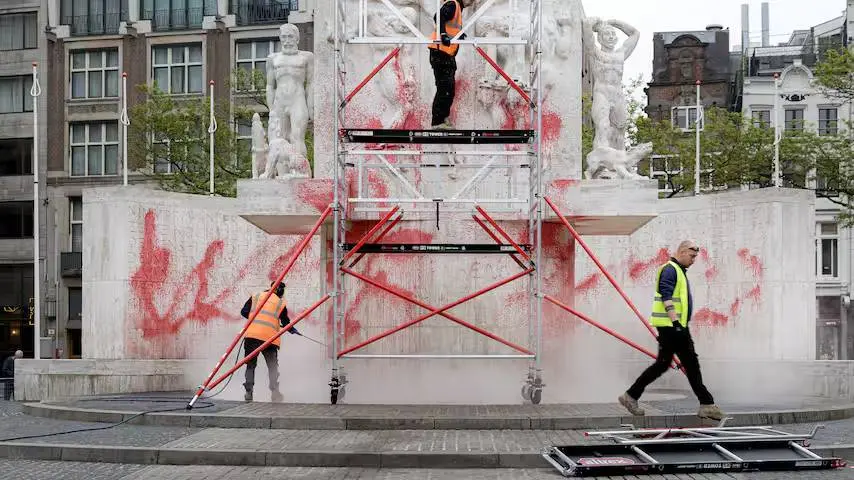 nationaal-monument-op-de-dam-beklad-met-rode-verf-op-dodenherdenking