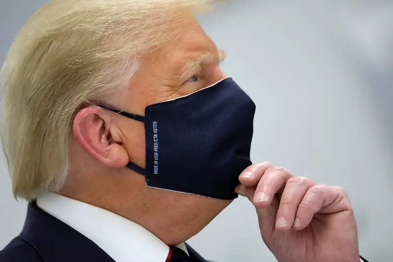 president-donald-trump-eind-juli-met-een-mondkapje-op-bij-een-rondleiding-door-het-innovatiecenter-van-fujifilm-in-morrisville-north-carolina