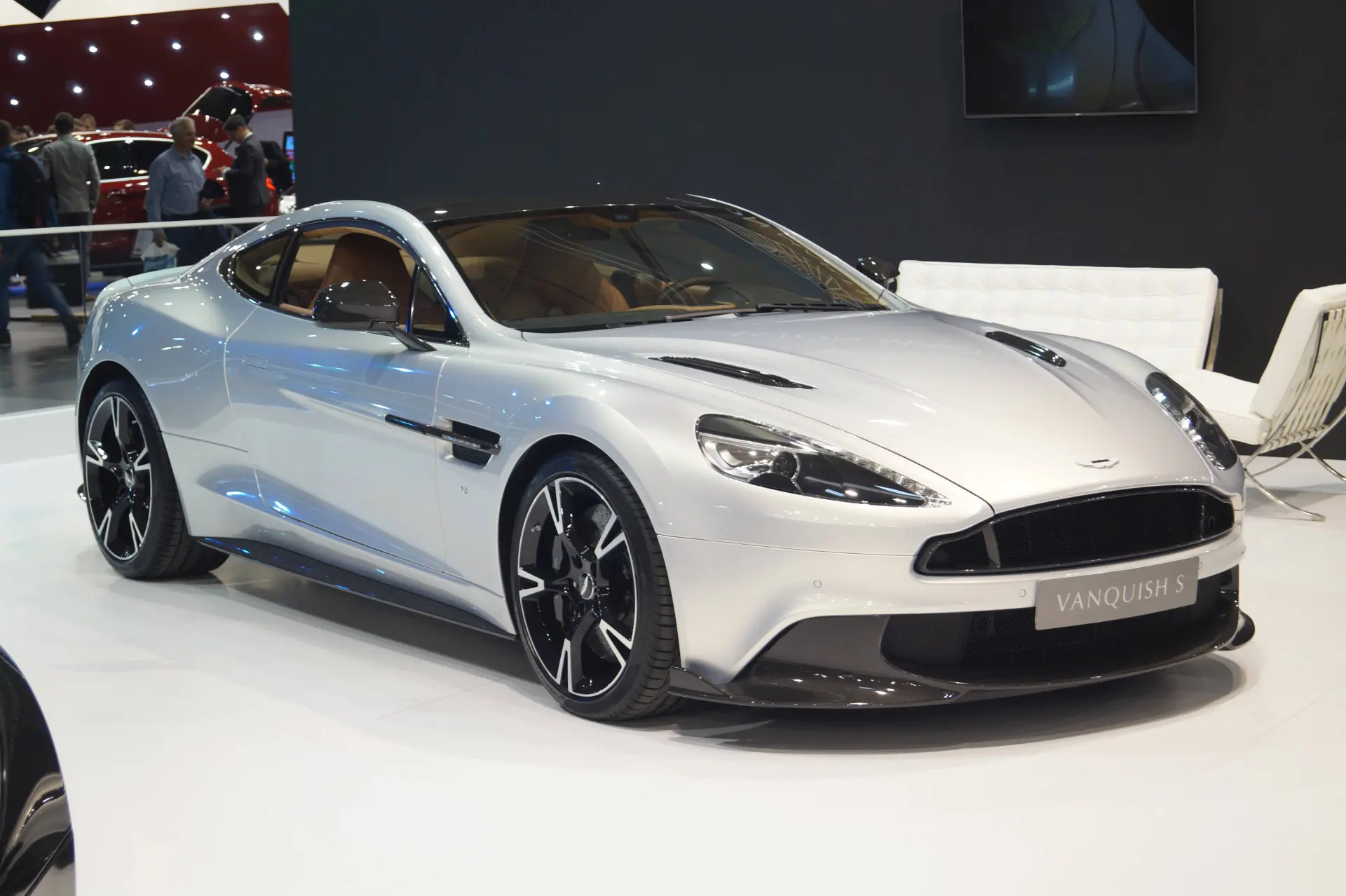 Aston_Martin_Vanquish_S_-_prawy_przód_(MSP17)