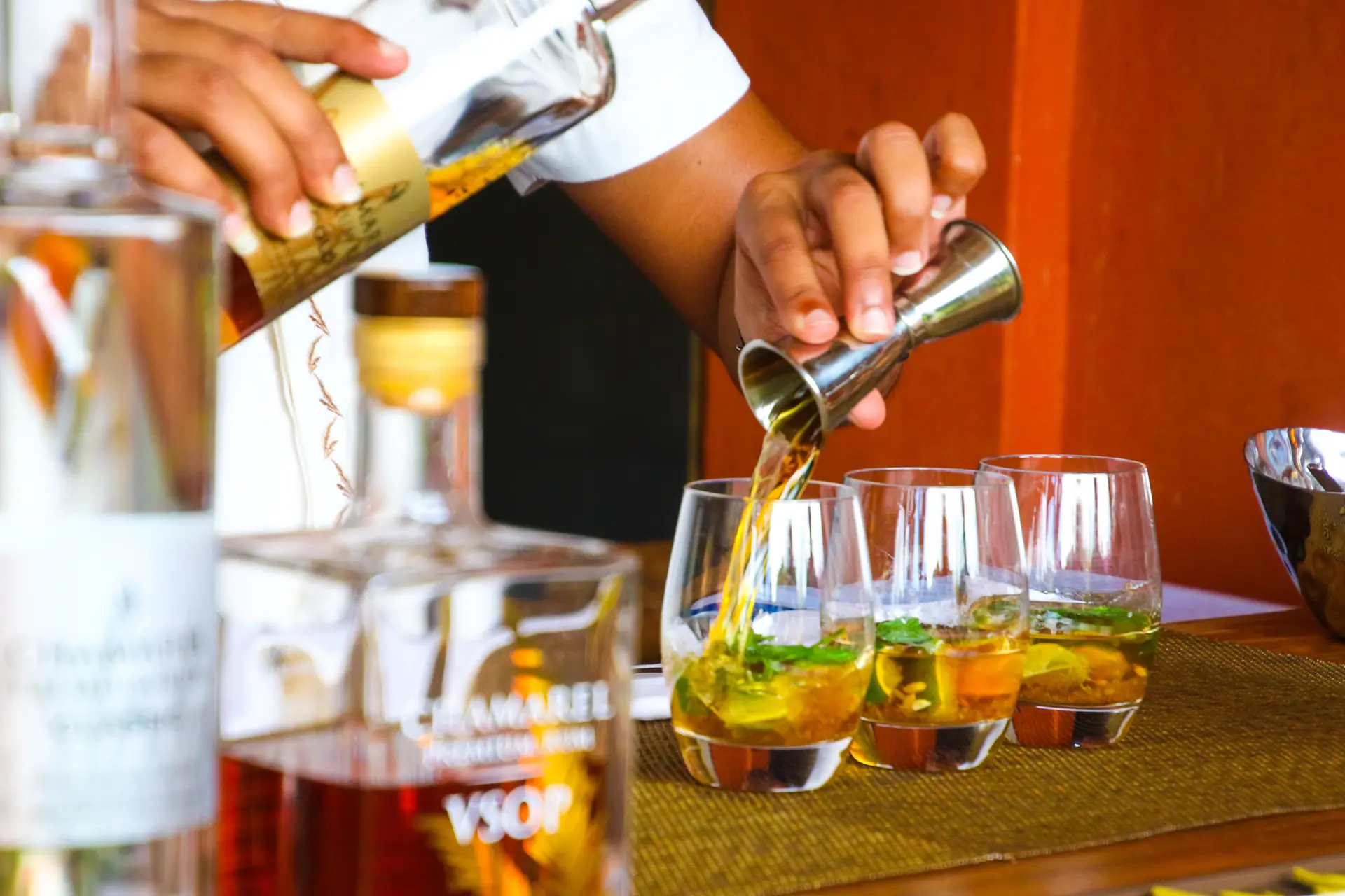 Mixologist die bij een festival een VSOP whiskycocktail maakt