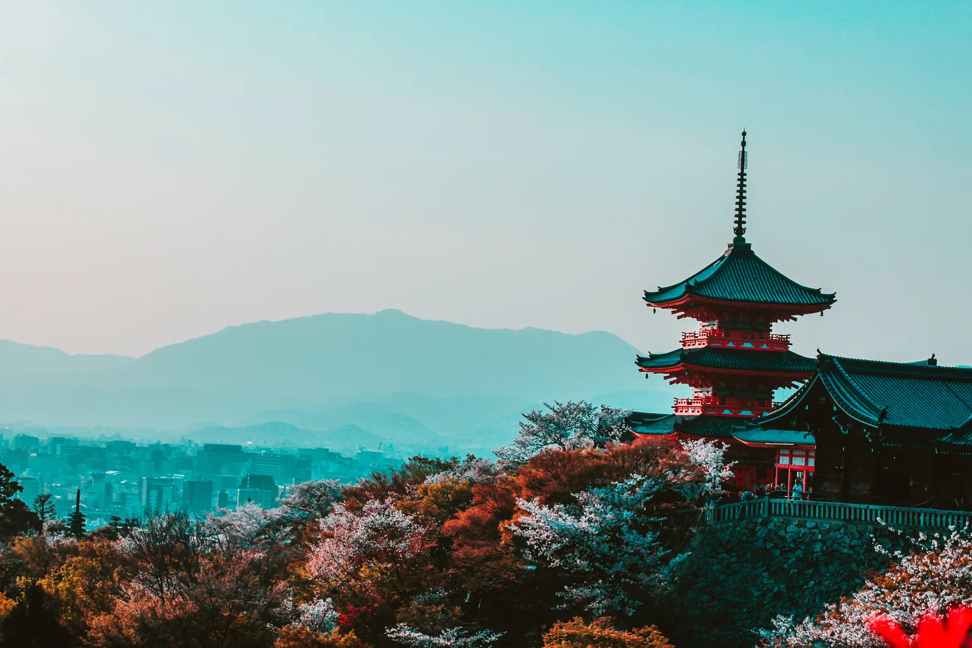 Japanse pagode met bergen op de achtergrond
