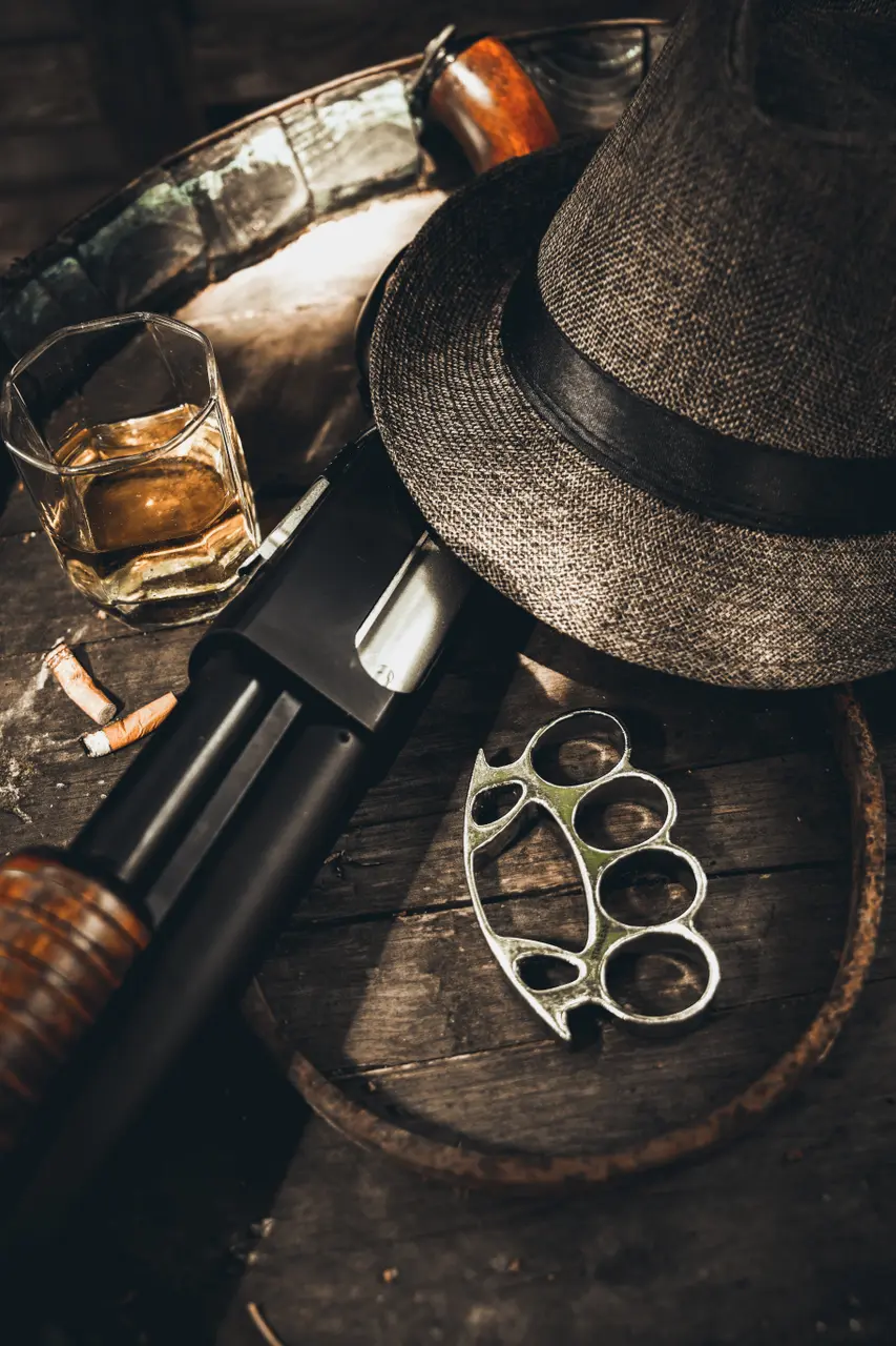 pexels sammie sander Shotgun en wapens met whisky