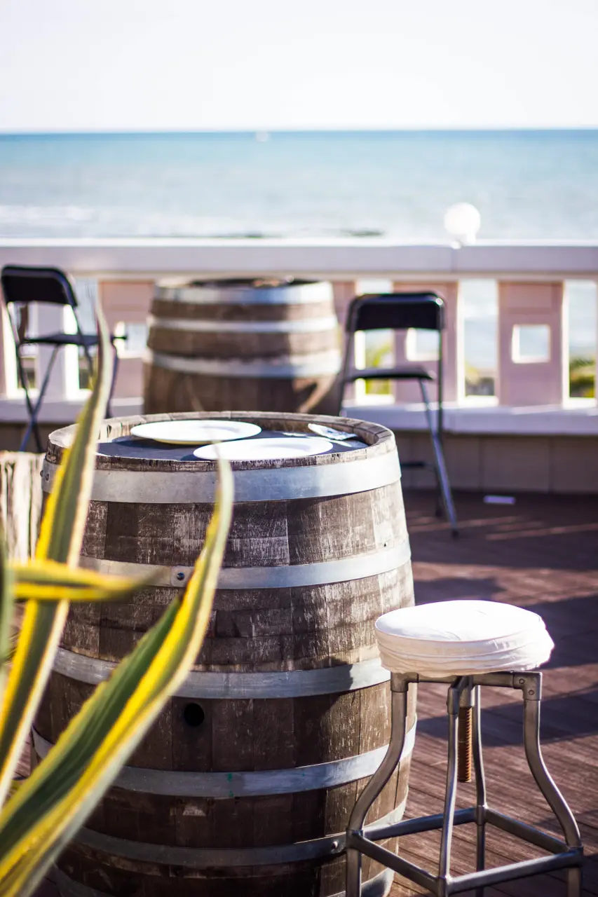 Whisky vat rechtop als tafel