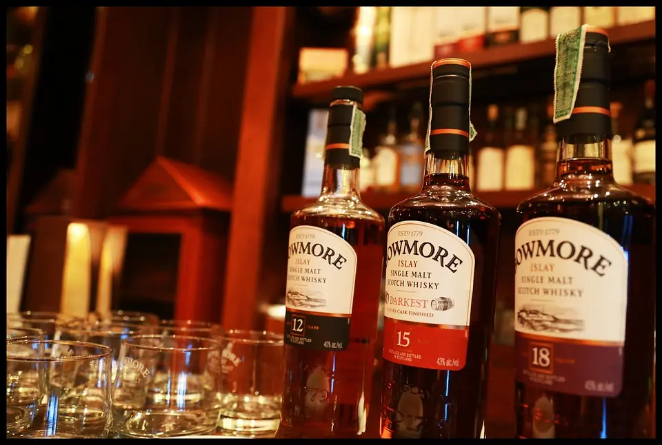 Bowmore single malt whiskyflessen met glazen