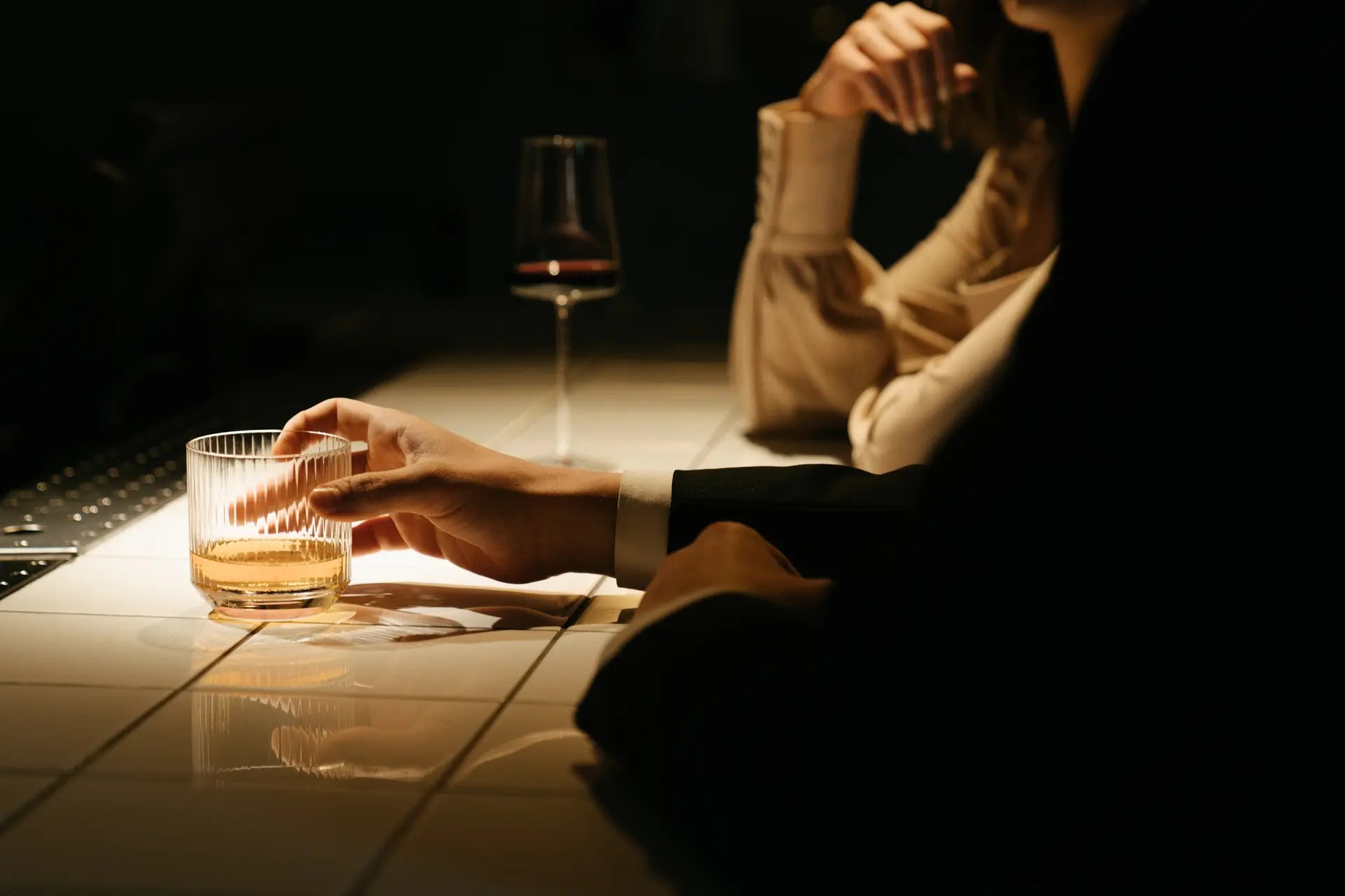 Man bij een whiskybar