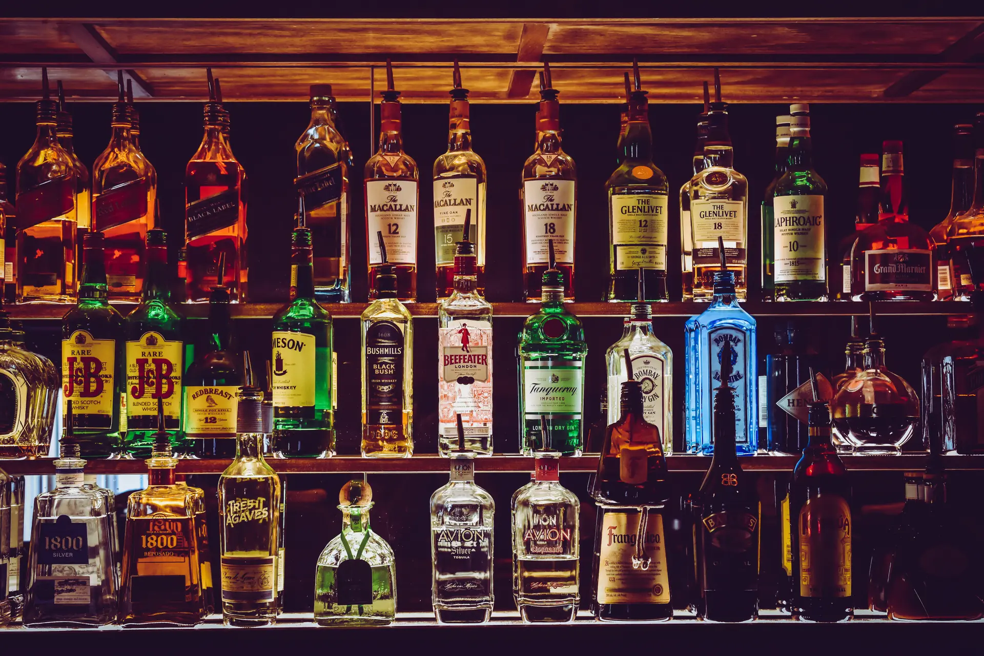 flessen whisky achter een bar