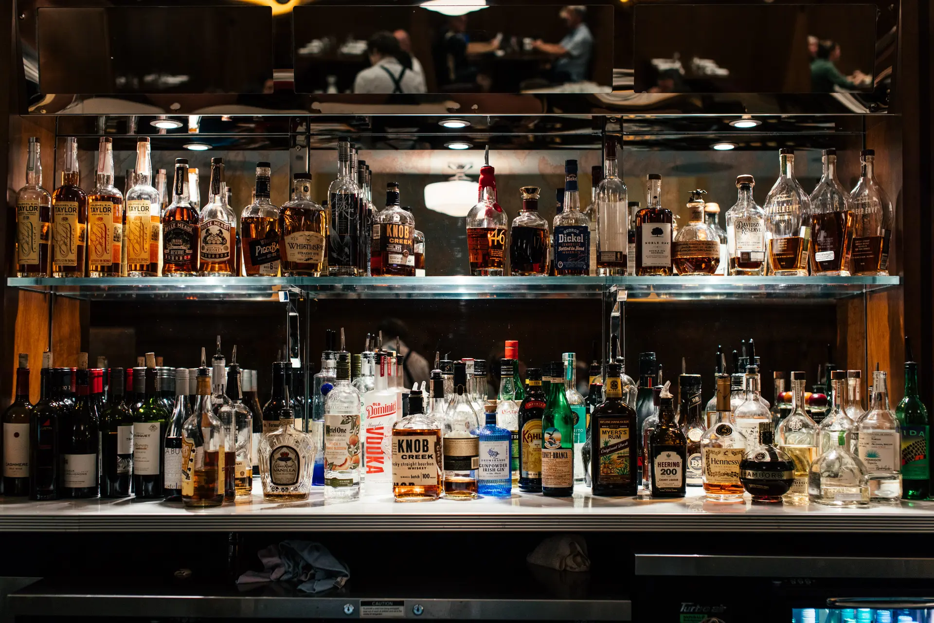 whisky bar met whisky flessen
