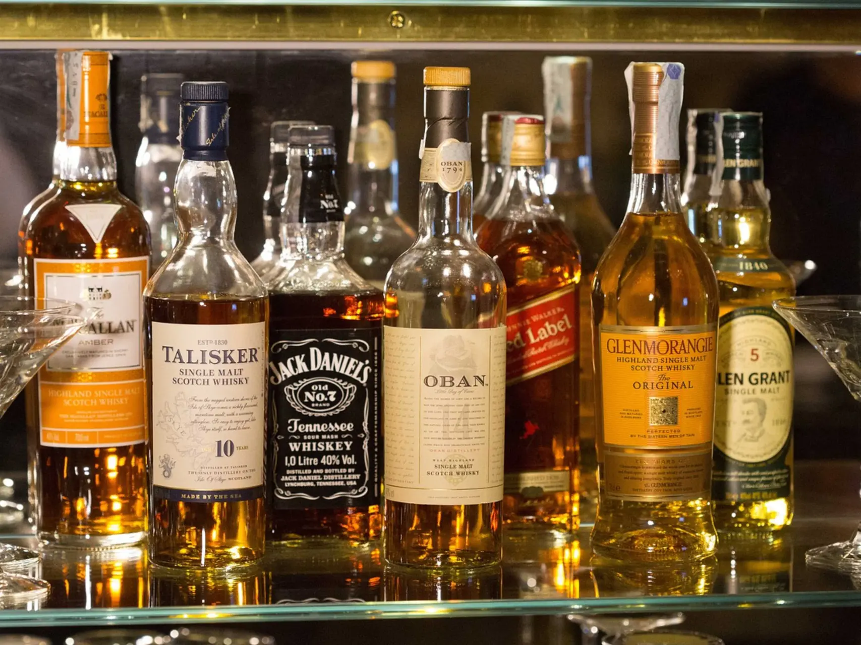 whisky flessen schap