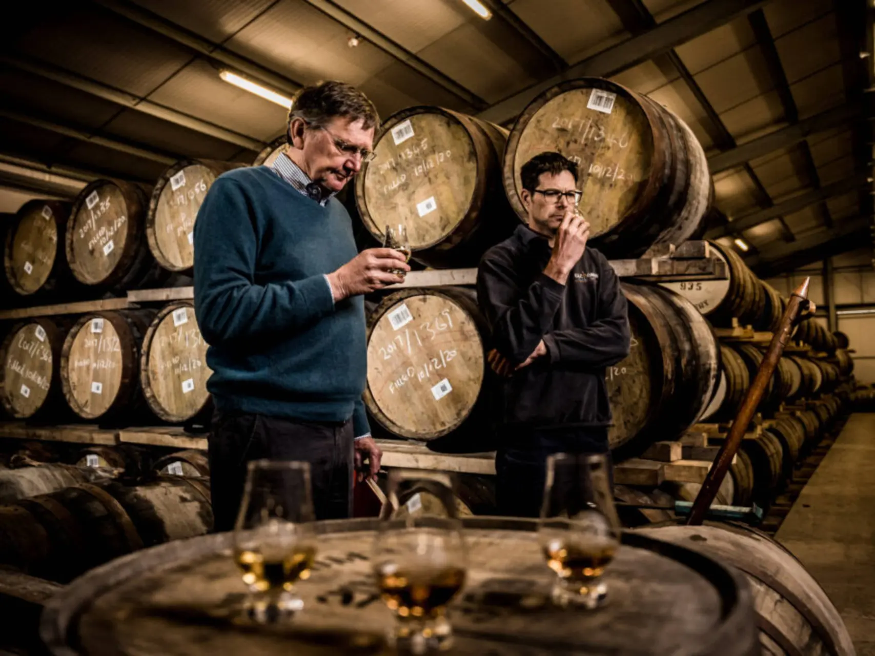 kilchoman whiskyglazen op whiskyvaten op Islay