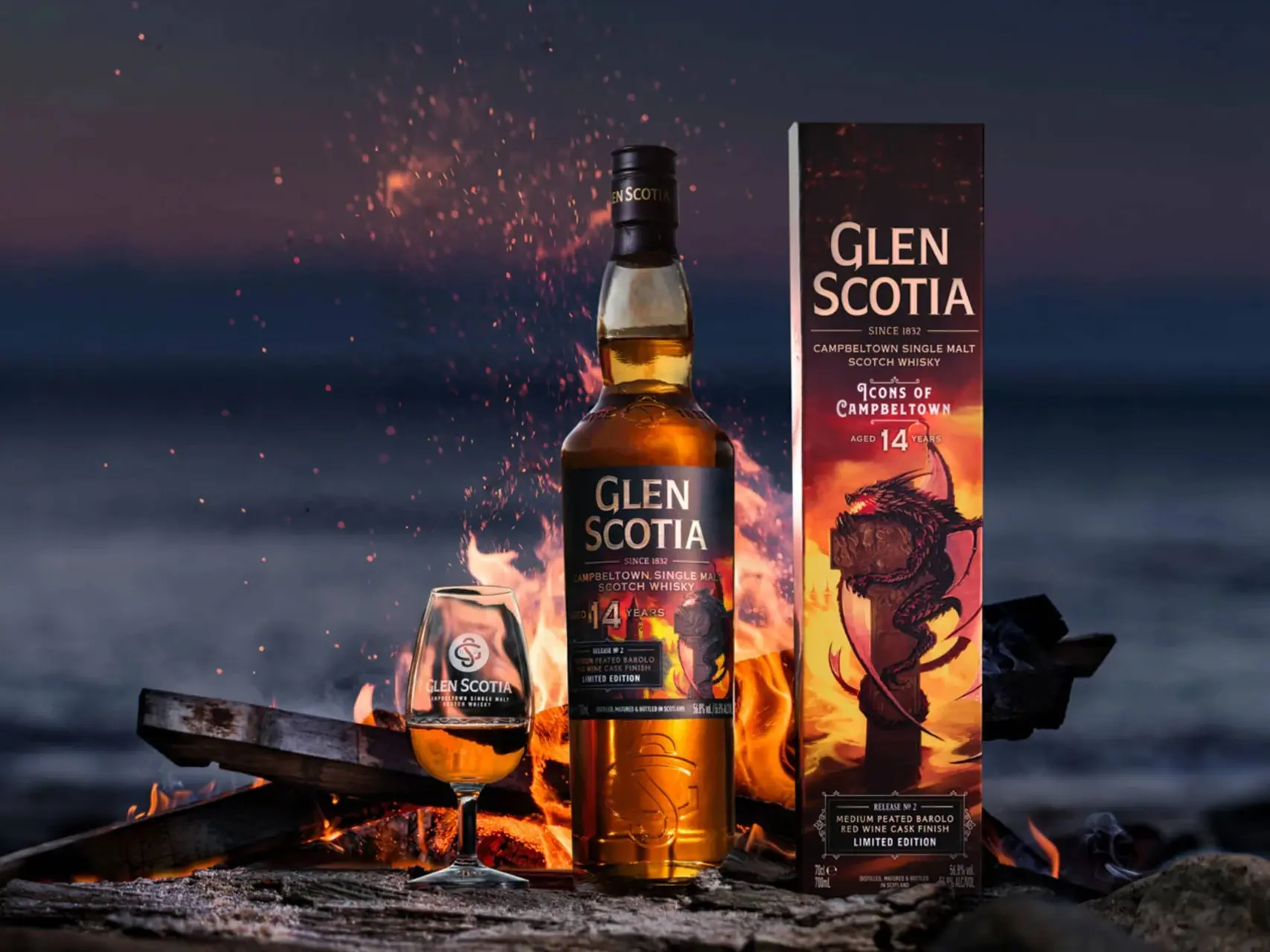 Een fles Glen Scotia Icons of Campbeltown Dragon 14 Year Old single malt whisky voor een kampvuur