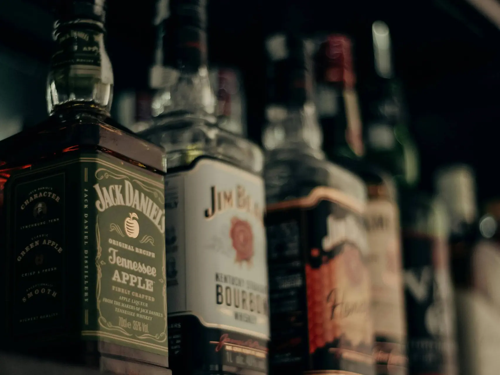bourbon zoals Jim Beam en Jack Daniels in schappen