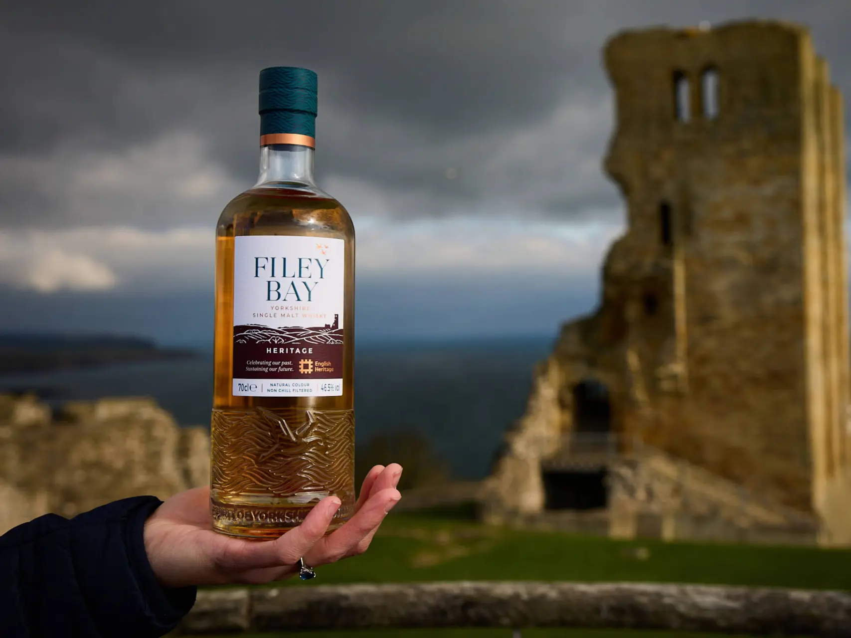 Filey Bay Heritage whisky bij een monument