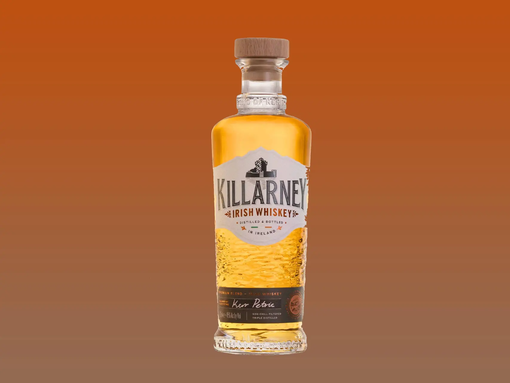 een fles Killarney Irish Whiskey tegen een neutrale achtergrond