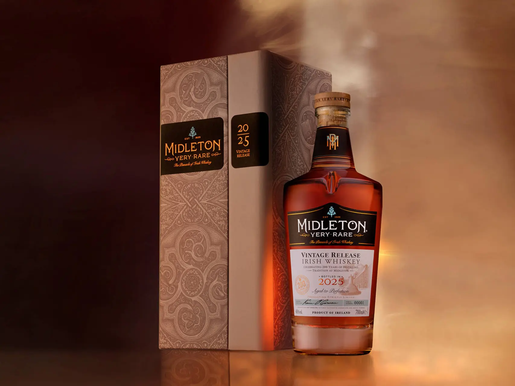 De fles Midleton Very Rare 2025 Vintage tegen een koperkleurige achtergrond