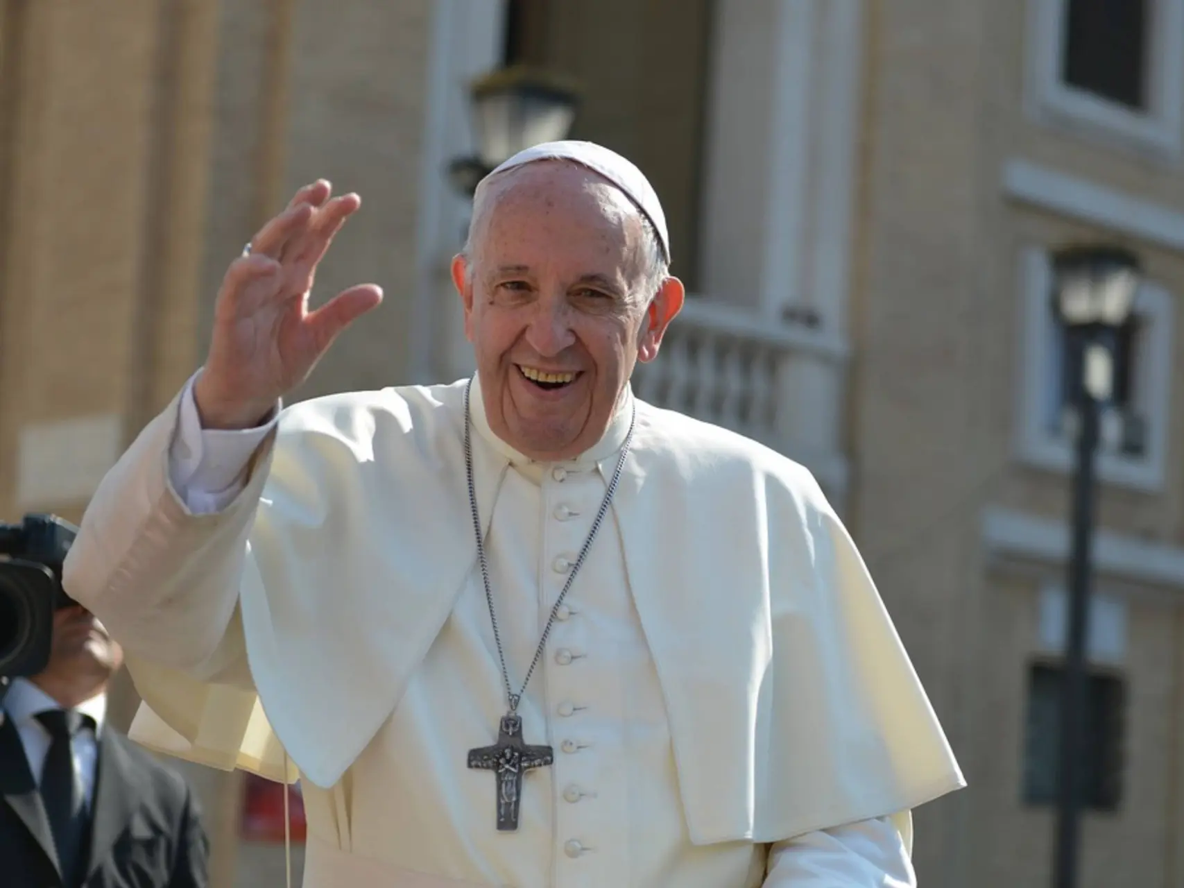 Paus Franciscus zwaaiend