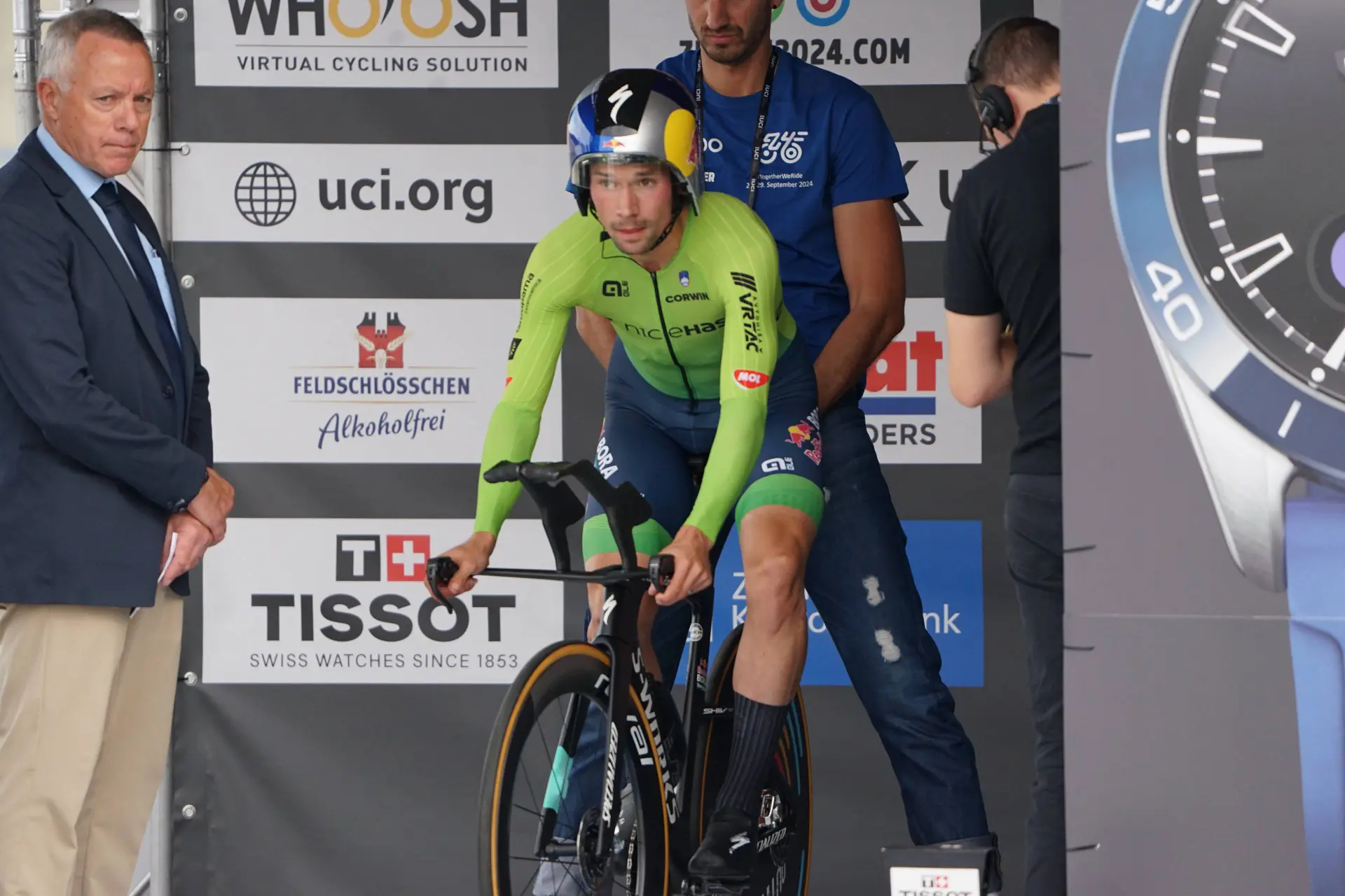 Primoz Roglic bij de start van een tijdrit