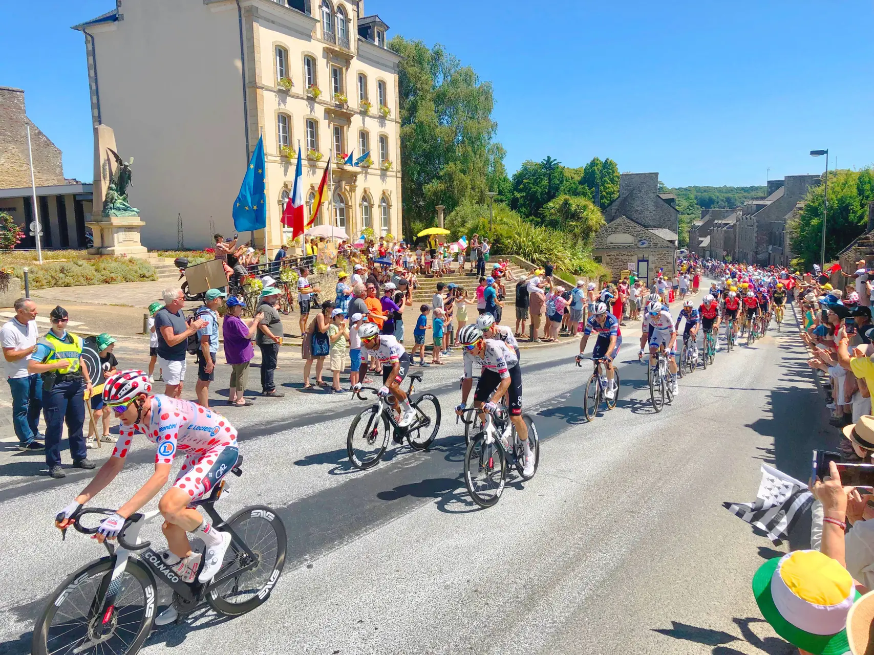 Tour-de-France-2025-etape7-Corseul-peloton-02-byRundvald