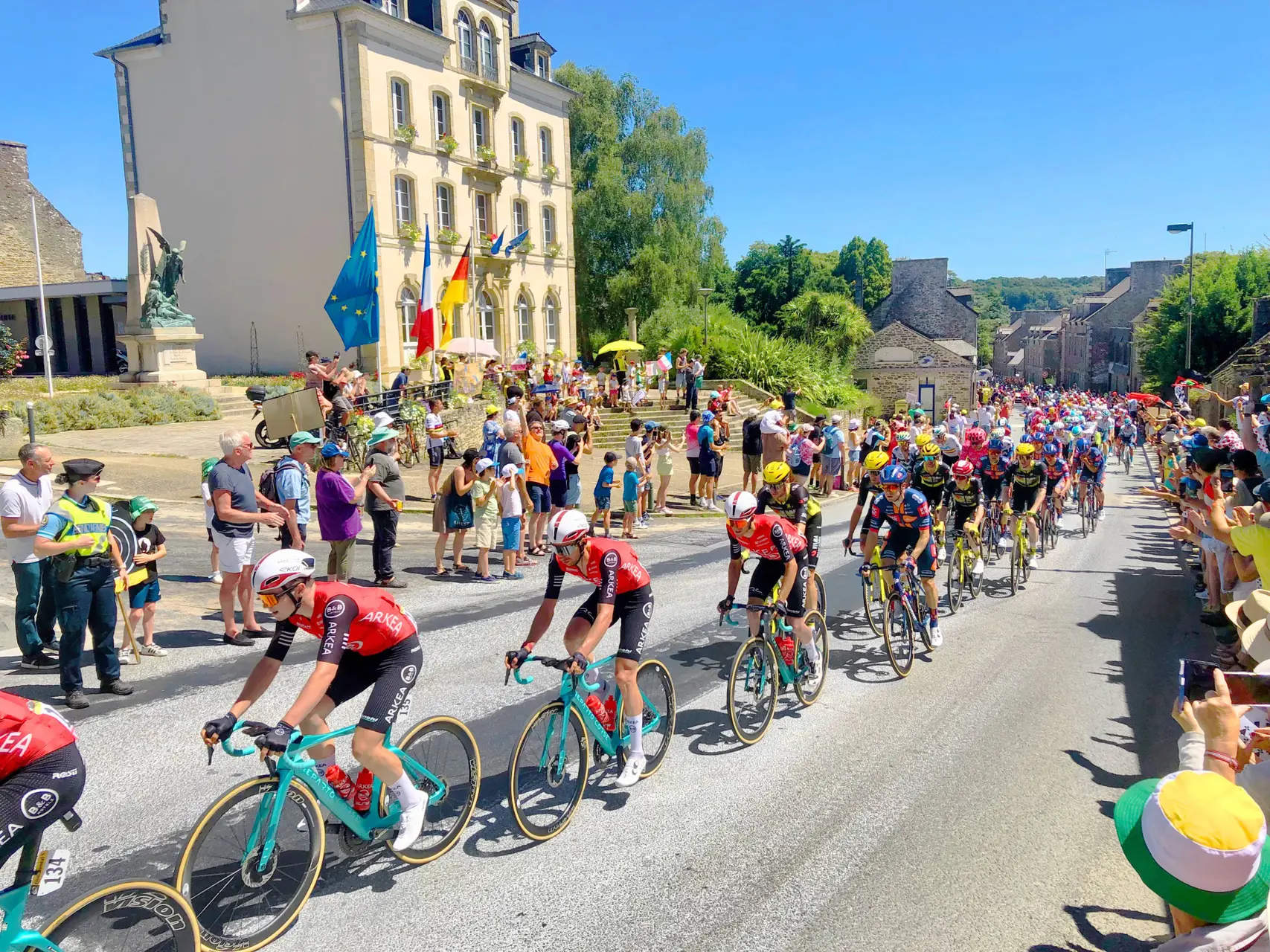 Tour-de-France-2025-etape7-Corseul-peloton-03-byRundvald