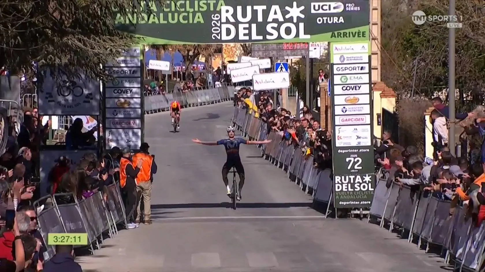 Ivan Romeo komt zegevierend over de finish