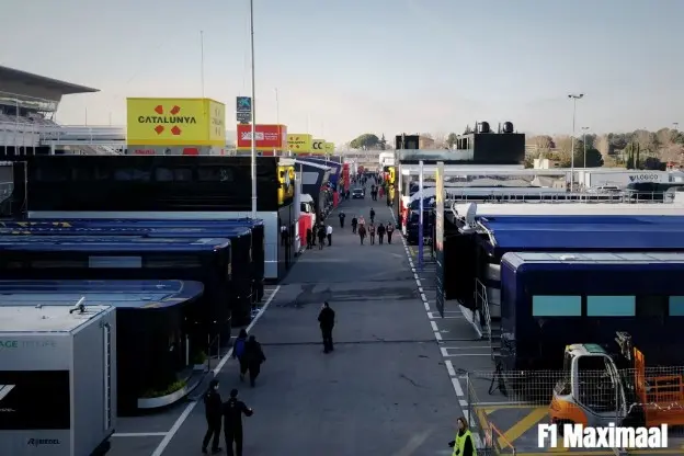 Paddock f1 barcelona garagejpg