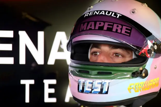 renault testhelm ricciardo barcelonajpg