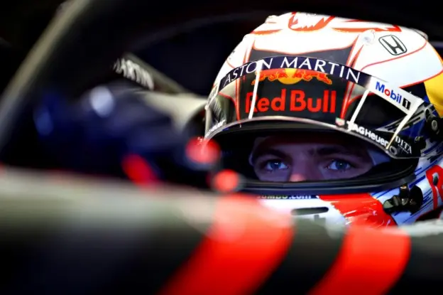 Verstappen helm seizoen startjpg