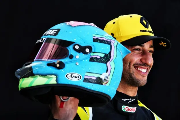 Daniel Ricciardo Renault 2019 Helm 2jpg