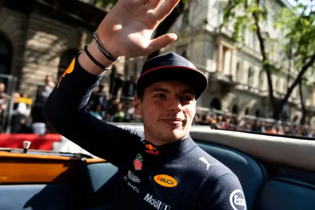 Verstappen Hongarije 2019 demonstratie blij zwaaijpg