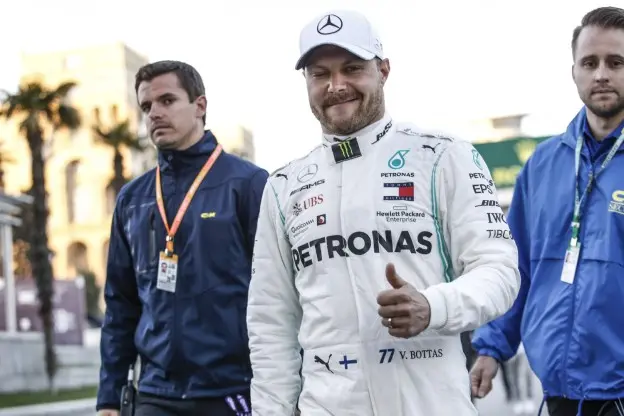 valtteri bottas mercedes baku azerbeidzjan duim knipoogjpg