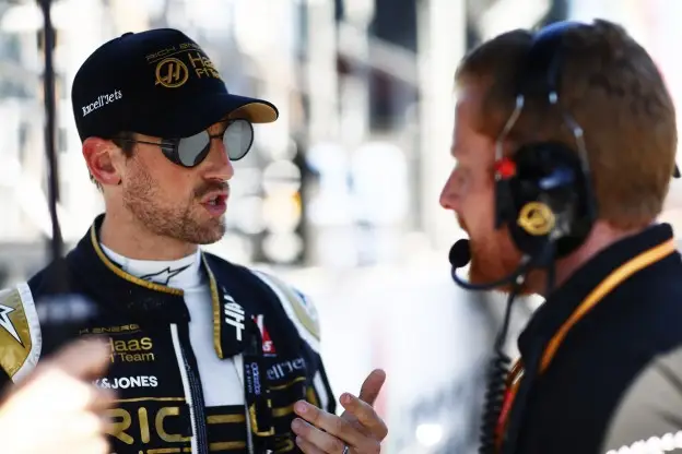 grosjean baku azerbeidzjan zonnebril praten monteur gridjpg