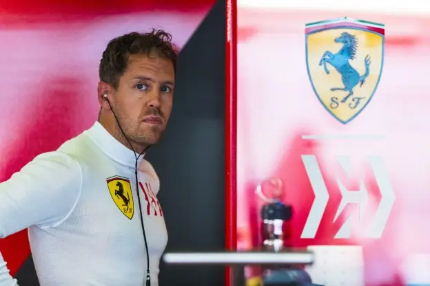 vettel ferrari pitbox treurigjpg