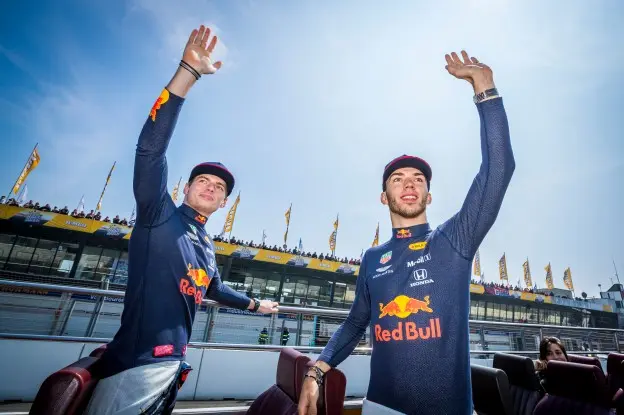 Verstappen Gasly zwaaien Zandvoortjpg
