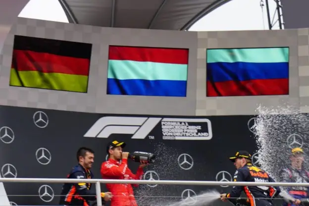 vettel champagnejpg