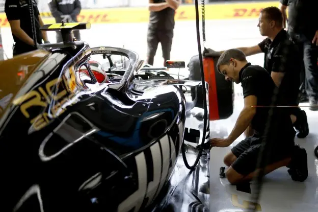 Haas pitboxjpg