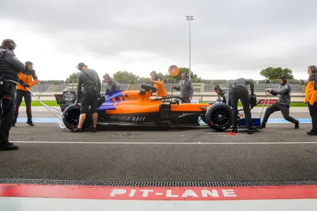 Sainz McLaren testsessie Pirelli 2021 bandenjpg
