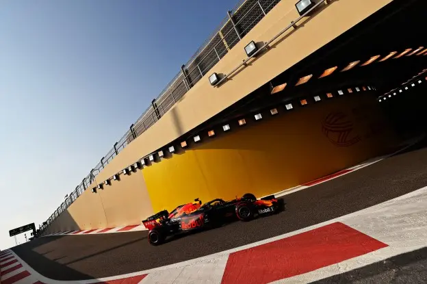Verstappen rijdend Abu Dhabi 2019jpg