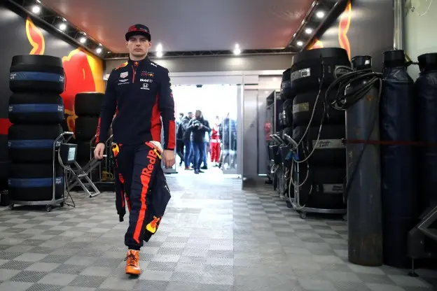 Verstappen loopt pitboxjpg