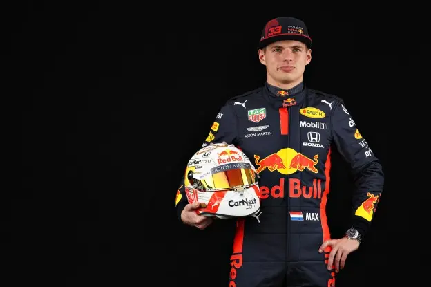 Verstappen met helm in de handjpg