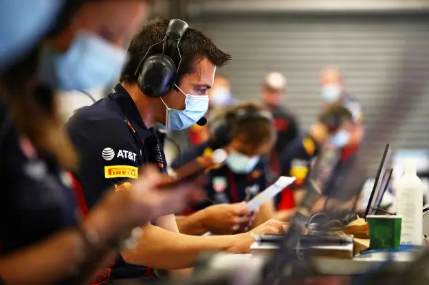 Ingenieur red bull mondkapjejpg