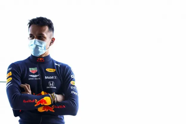 Alexander Albon wit mondkapjejpg
