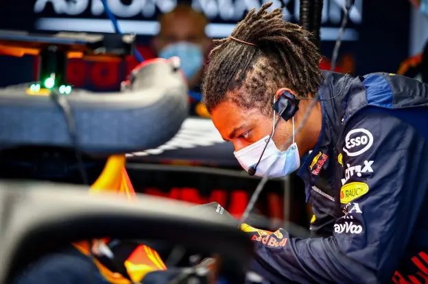 Red Bull racing ingenieur mondkapje silverstone