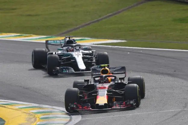 Verstappen langs Hamilton 2018 Braziliejpg