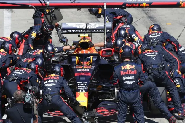 albon red bull pitstop engineer jpg