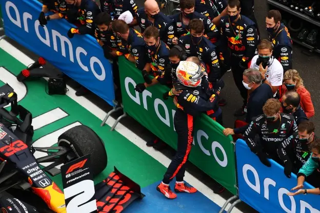 Red Bull monteurs Verstappen Hongarijejpg