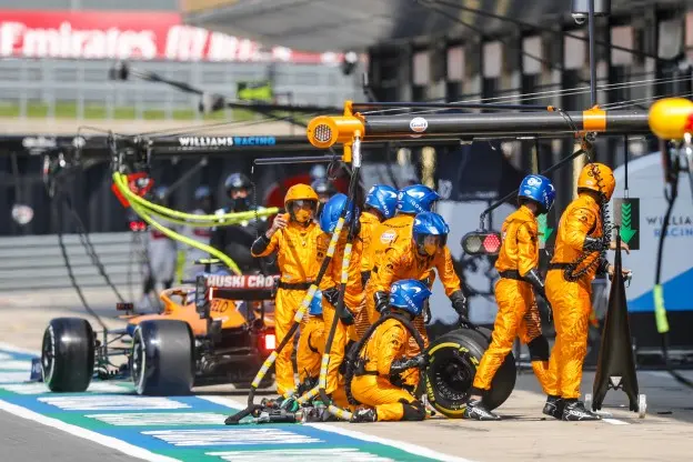 McLaren pitcrewjpg