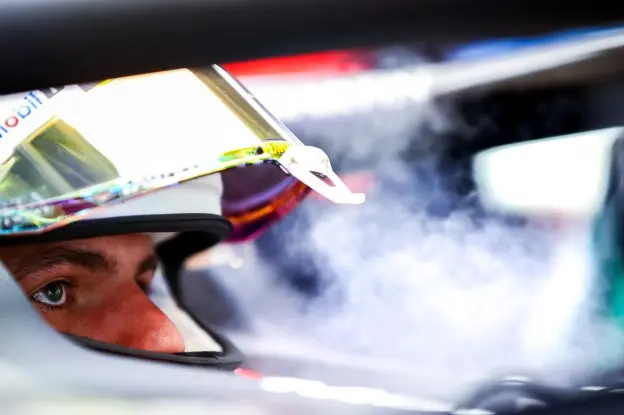 Verstappen close auto Spanje 2020jpg