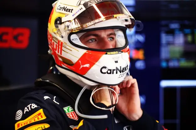 Verstappen helm vast Spanje 2020jpg