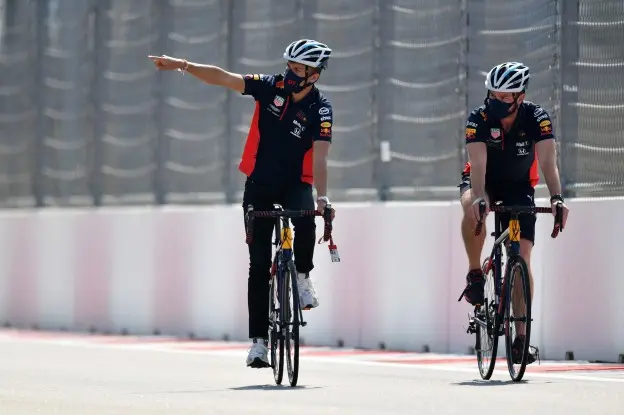 alexander albon max verstappen rusland fietsjpg
