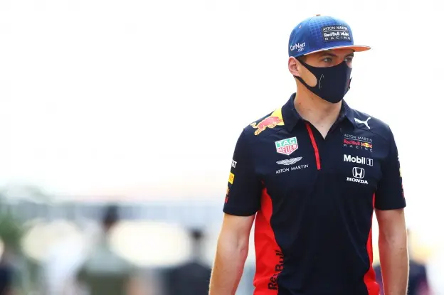 Verstappen kijkt weg Rusland 2020jpg