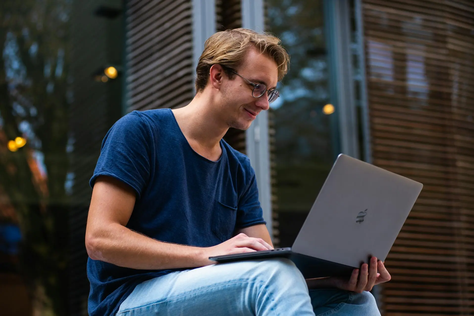 student laptop macbook